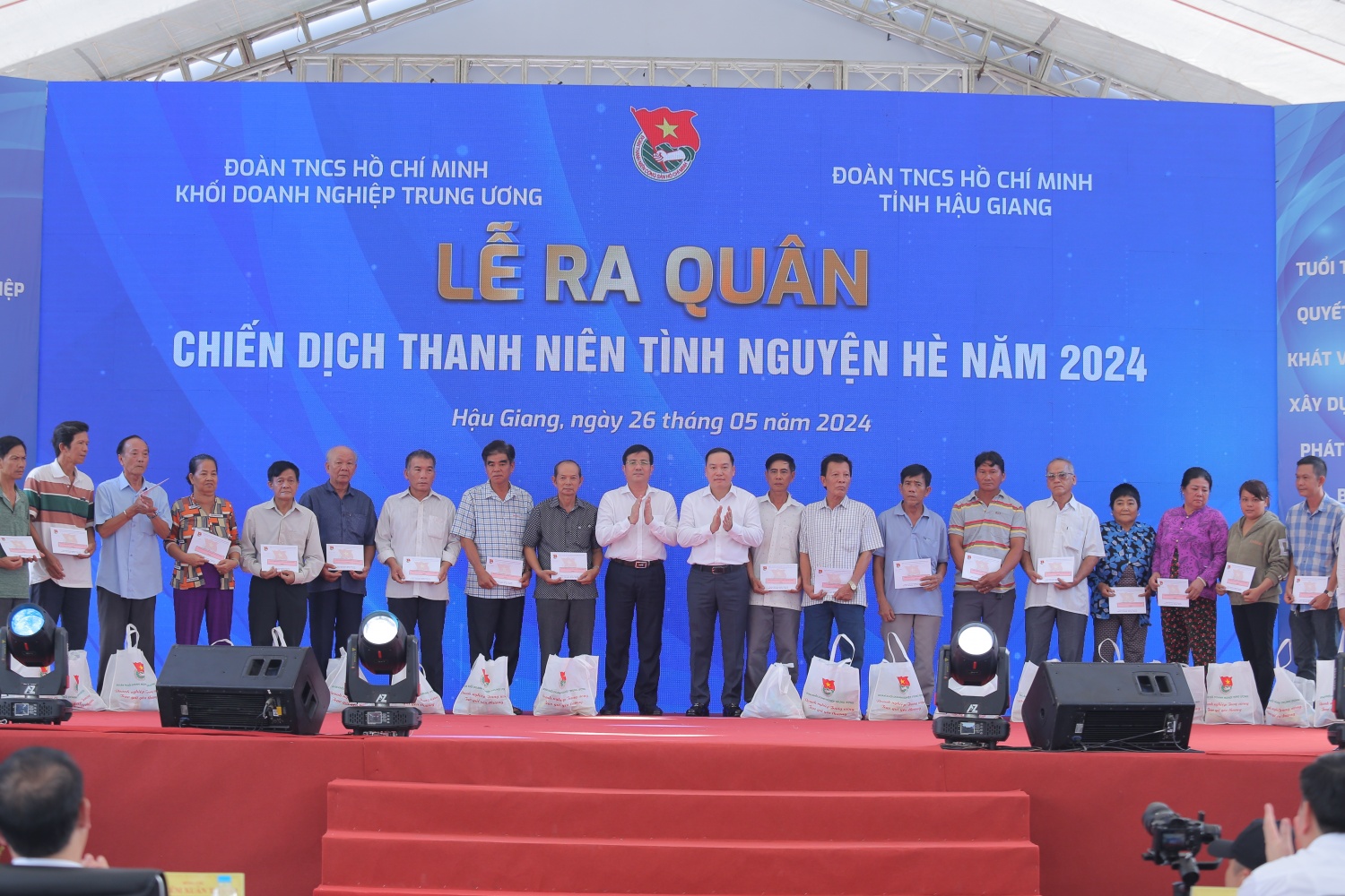 Đoàn Thanh niên Khối DNTW ra quân chiến dịch thanh niên tình nguyện hè năm 2024 Petrovietnam trao tặng nhiều công trình an sinh tại Lễ ra quân Chiến dịch thanh niên tình nguyện hè năm 2024 của Đoàn Khối DNTW