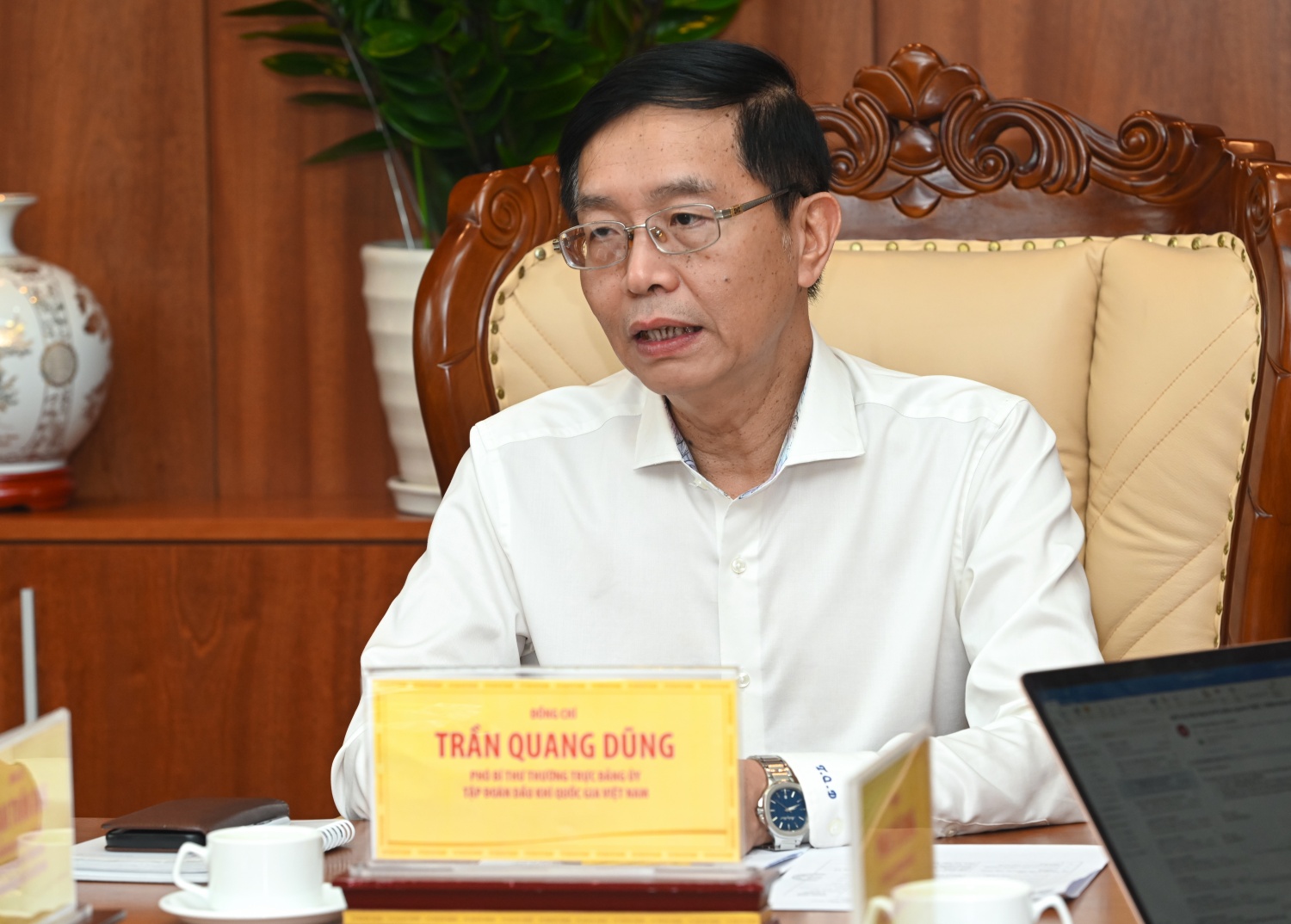 đồng chí Trần Quang Dũng - Phó Bí thư thường trực Đảng ủy Tập đoàn phát biểu tại cuộc họp