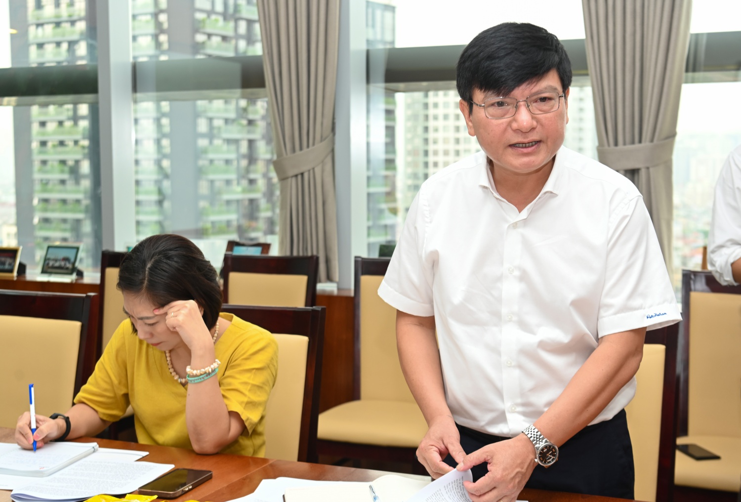 đồng chí Lê Anh Chiến - Phó Trưởng ban phụ trách Ban Tuyên giáo Đảng ủy Tập đoàn báo cáo tại cuộc họp