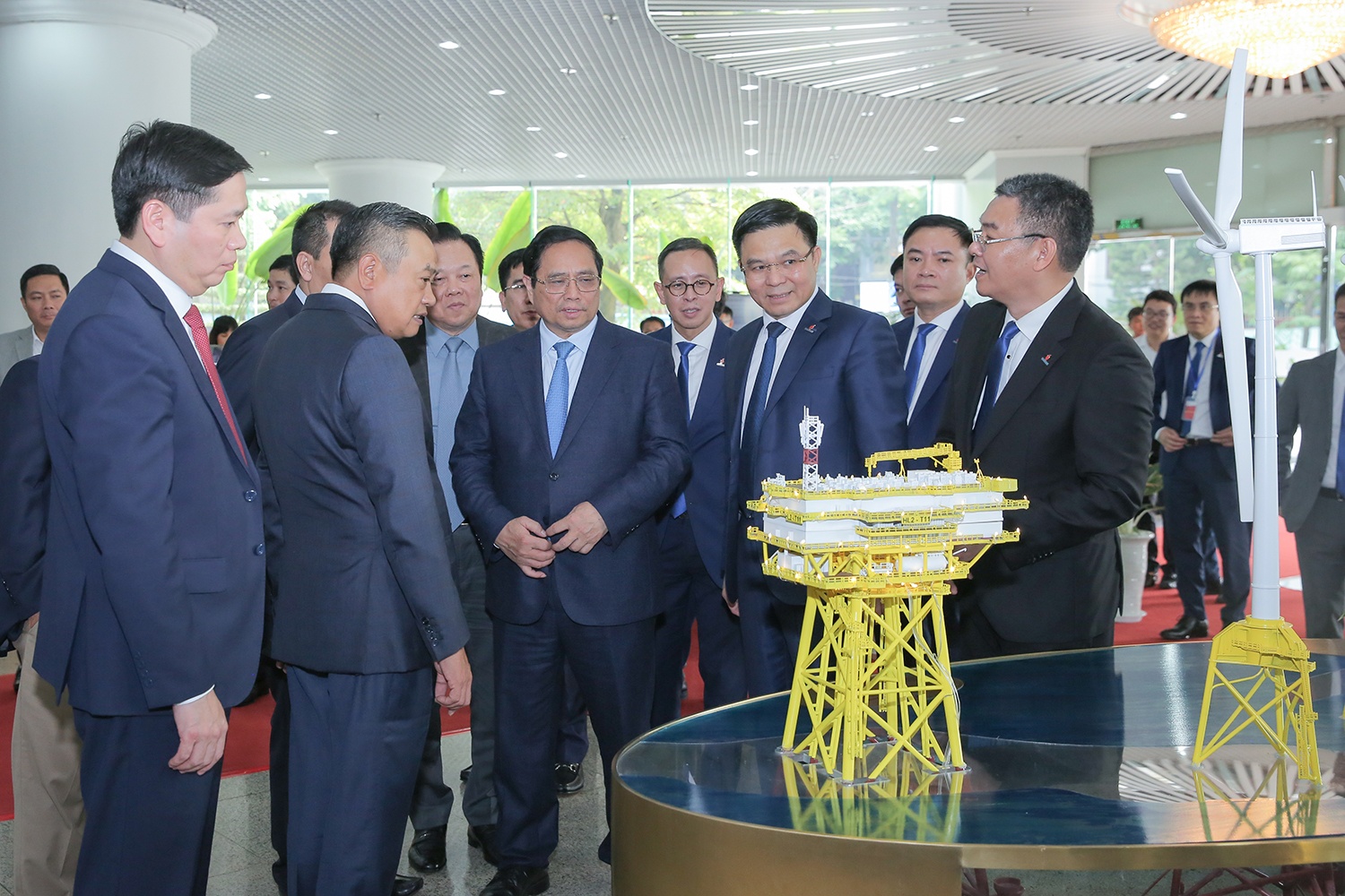 Lãnh đạo Petrovietnam giới thiệu với Thủ tướng Chính phủ Phạm Minh Chính về khả năng tham gia vào lĩnh vực điện gió ngoài khơi