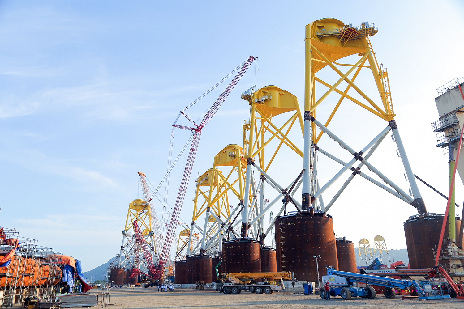 Công trường thi công chân đế điện gió ngoài khơi tại cảng PTSC.