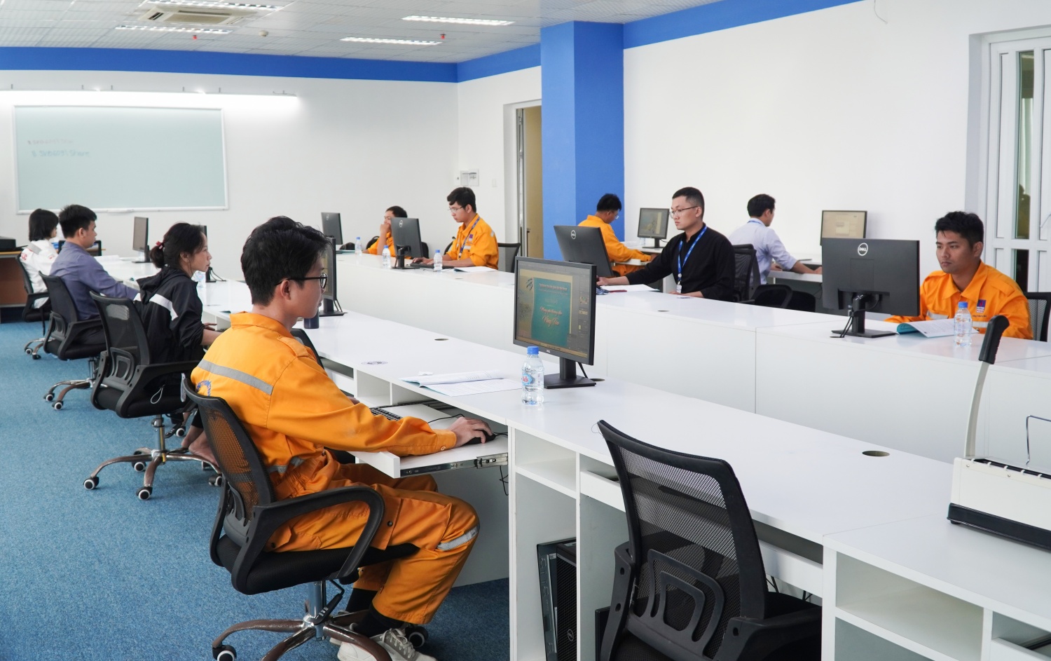 Các thí sinh chuẩn bị nghiêm túc, tập trung cao độ hoàn thành bài thi