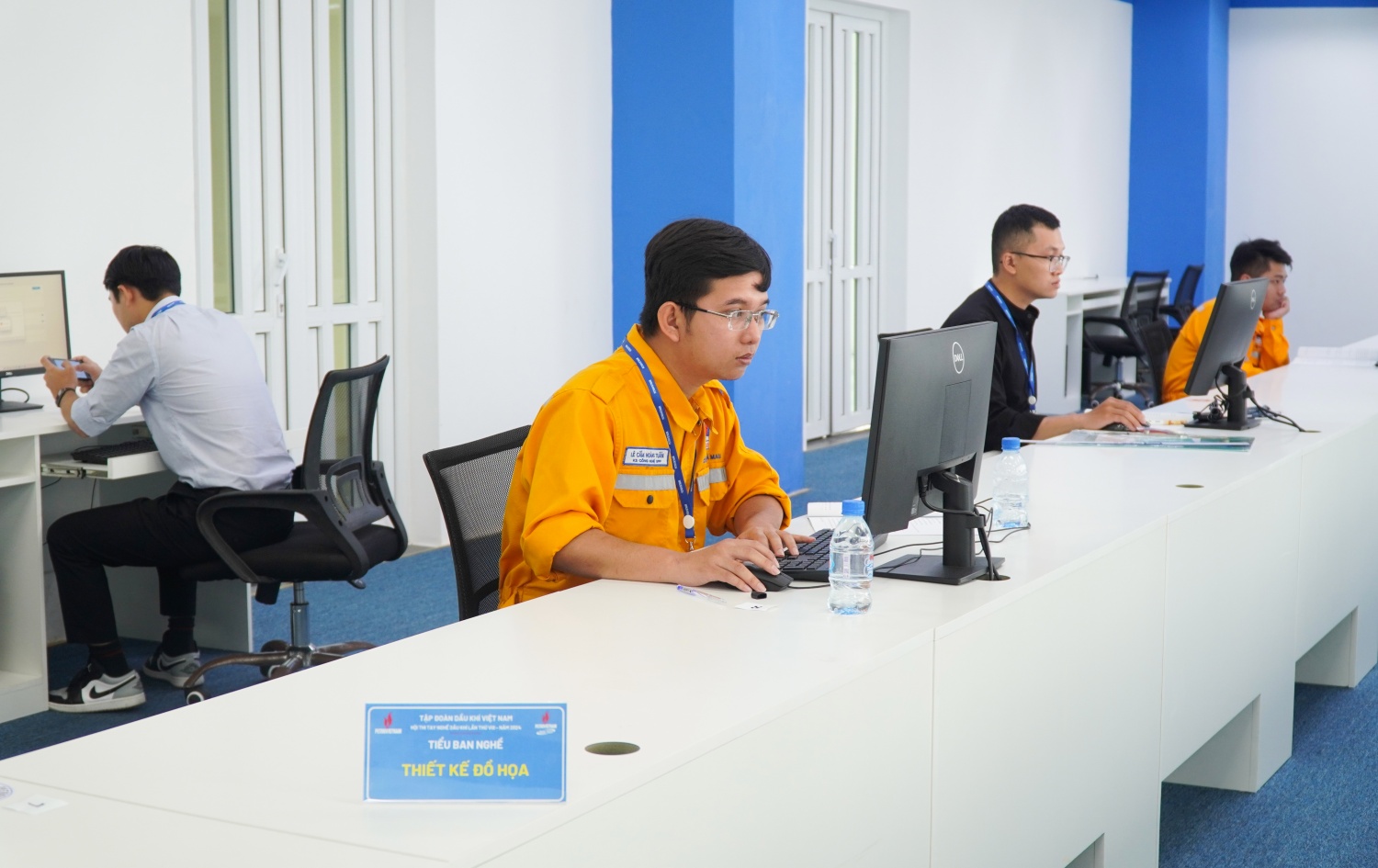 Các thí sinh chuẩn bị nghiêm túc, tập trung cao độ hoàn thành bài thi