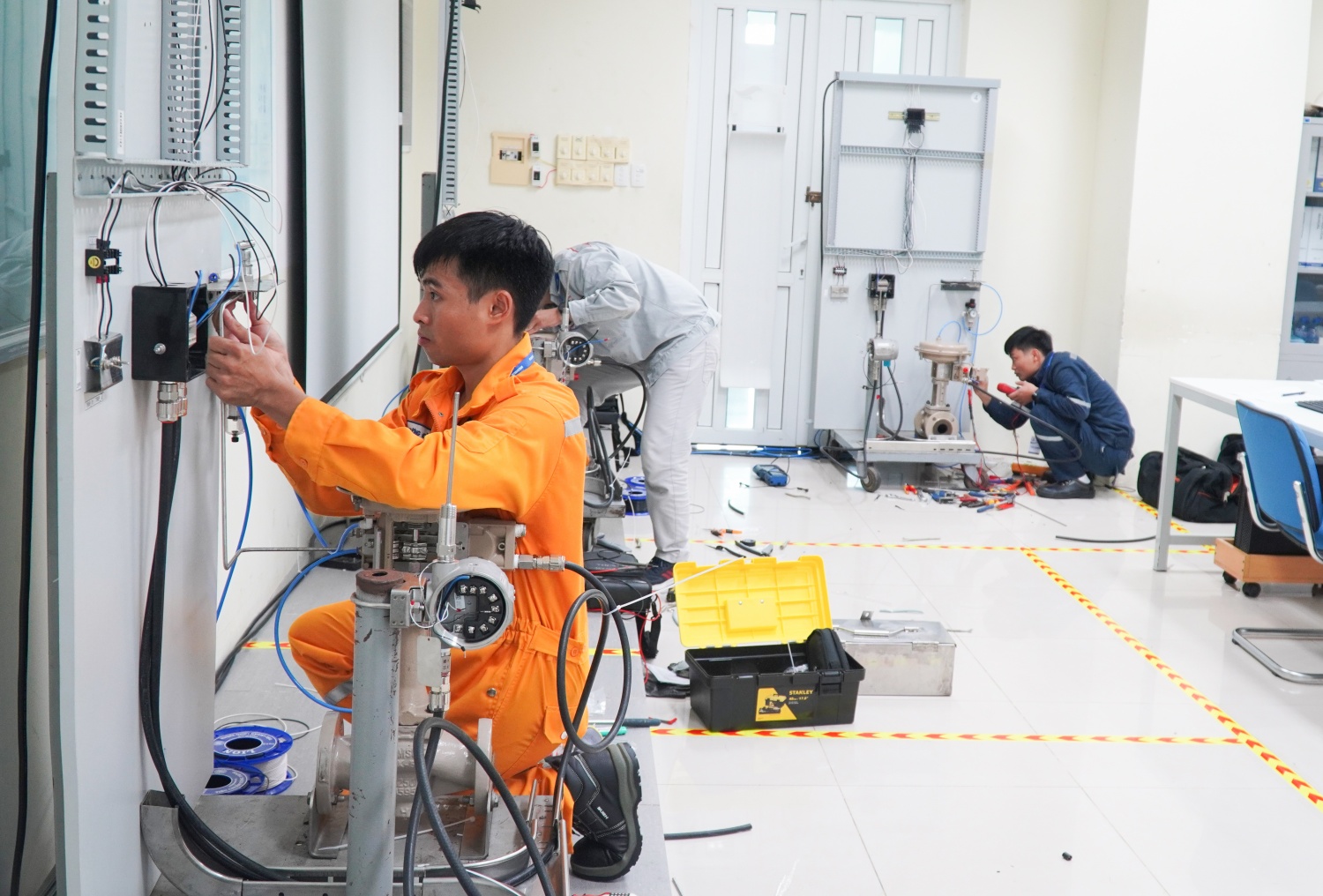 Các thí sinh chuẩn bị nghiêm túc, tập trung cao độ hoàn thành bài thi