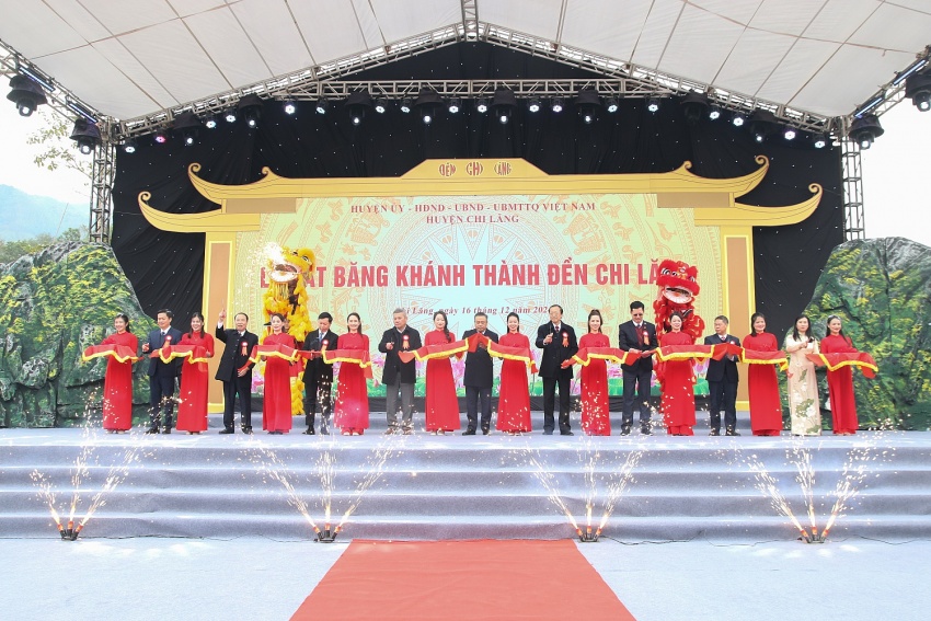 11 đồng chí lãnh đạo, đại diện thực hiện nghi thức Nghi thức cắt băng khánh thành