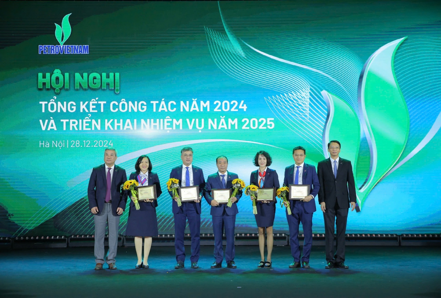Vinh danh các tập thể xuất sắc đóng góp vào sự phát triển bền vững và tăng trưởng của Petrovietnam năm 2024