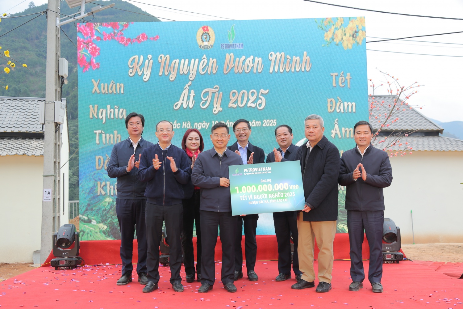 Tại Chương trình, Công đoàn Dầu khí và Petrovietnam đã trao tặng UBND huyện Bắc Hà số tiền 1 tỷ đồng ủng hộ tết vì người nghèo 2025 huyện Bắc Hà, Lào Cai