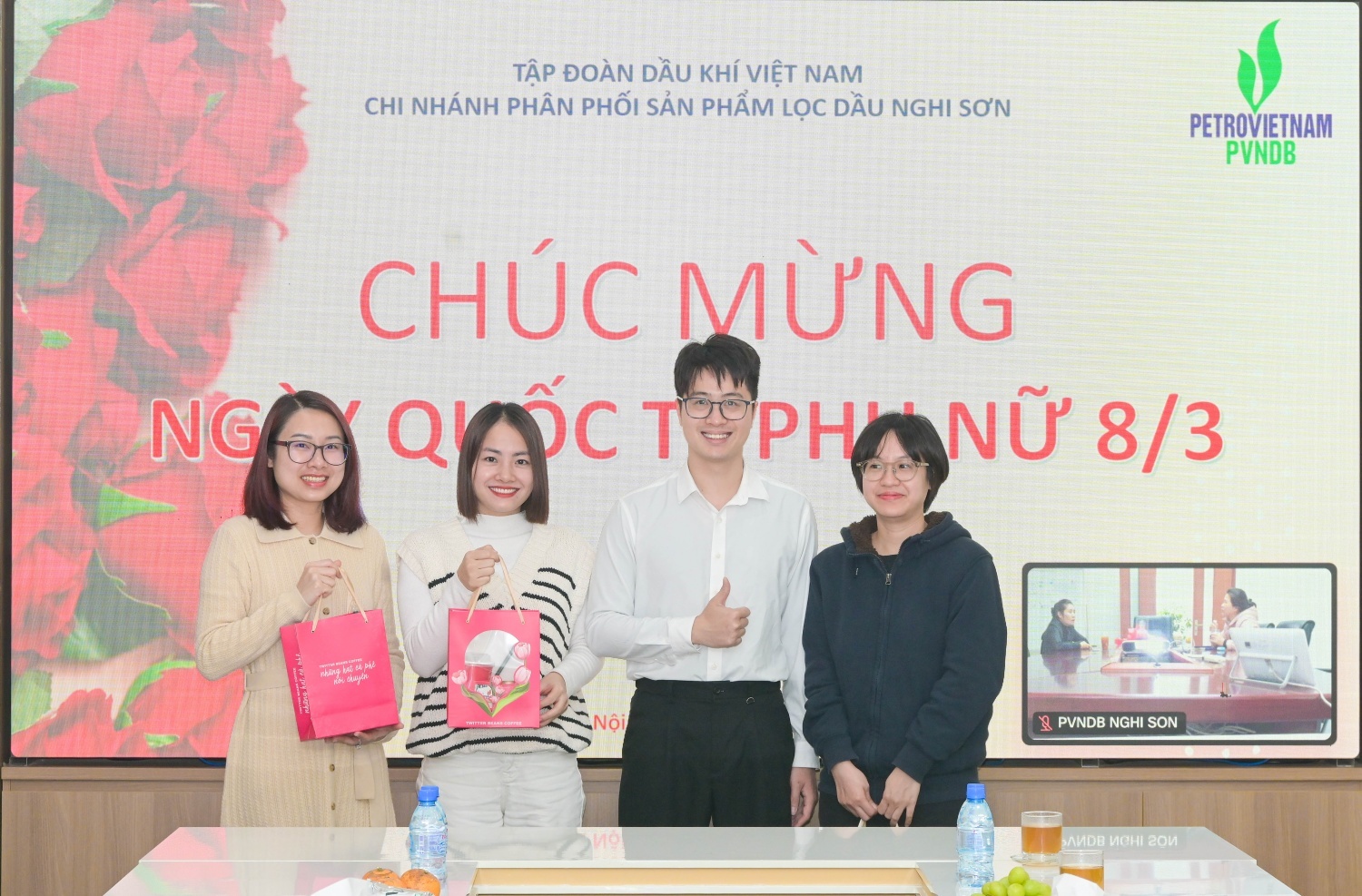 Tại chương trình, đại diện Đoàn Thanh niên đã gửi tặng hoa và quà cho các nữ cán bộ PVNDB