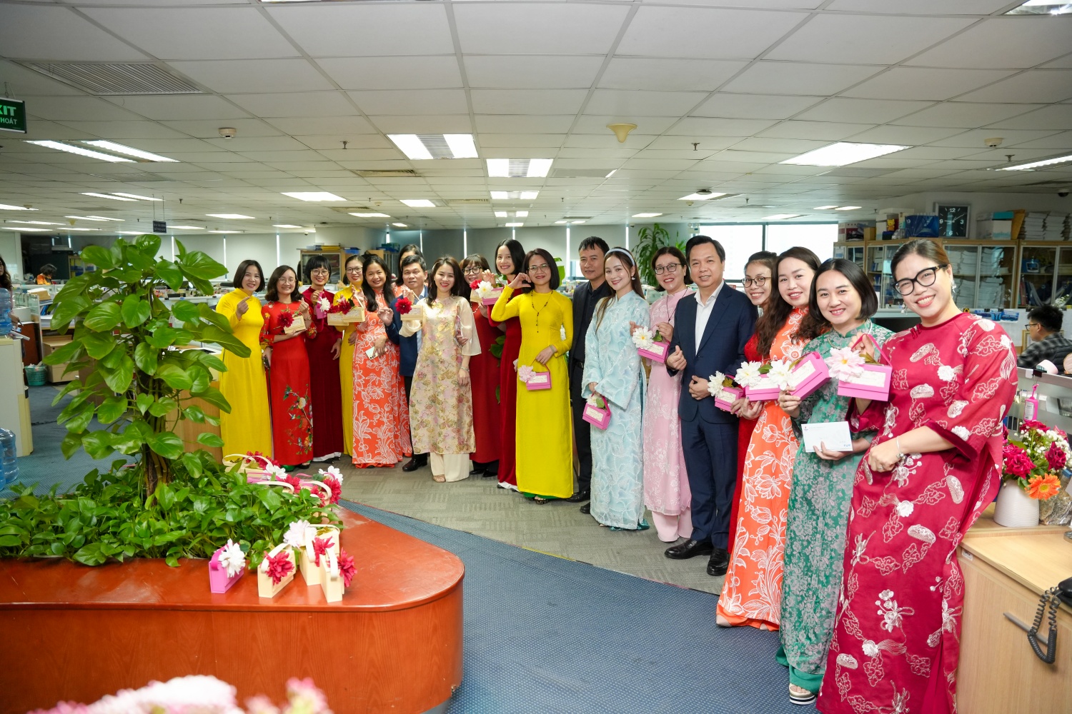 Chương trình không chỉ mang đến không khí vui tươi, gắn kết mà còn là dịp thể hiện sự quan tâm, ghi nhận những đóng góp to lớn của lao động nữ trong sự phát triển của PV Power. Ảnh: Ngọc Phước