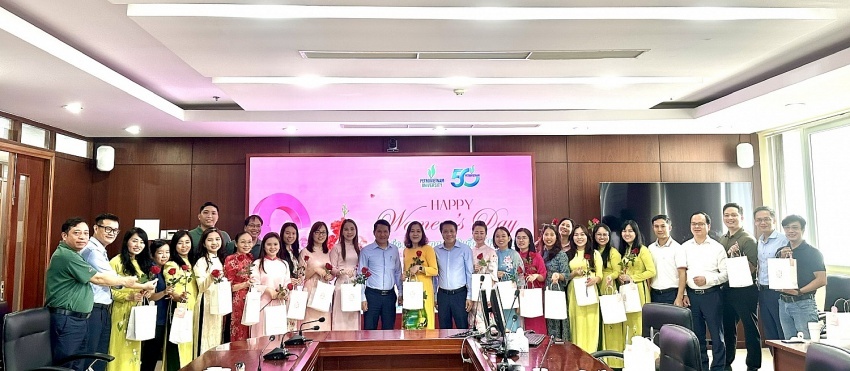 Lãnh đạo và CBCNV nam PVU tặng hoa và quà chúc mừng chị em Ngày Quốc tế Phụ nữ 8/3.