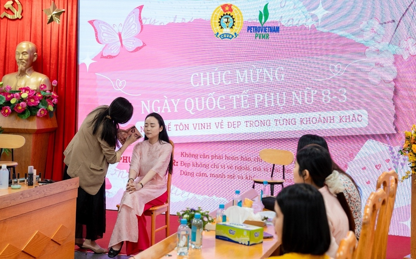 CBNV nữ PVMR tham gia workshop hướng dẫn trang điểm, tạo dáng khi chụp hình và cách sử dụng máy chụp hình đơn giản.