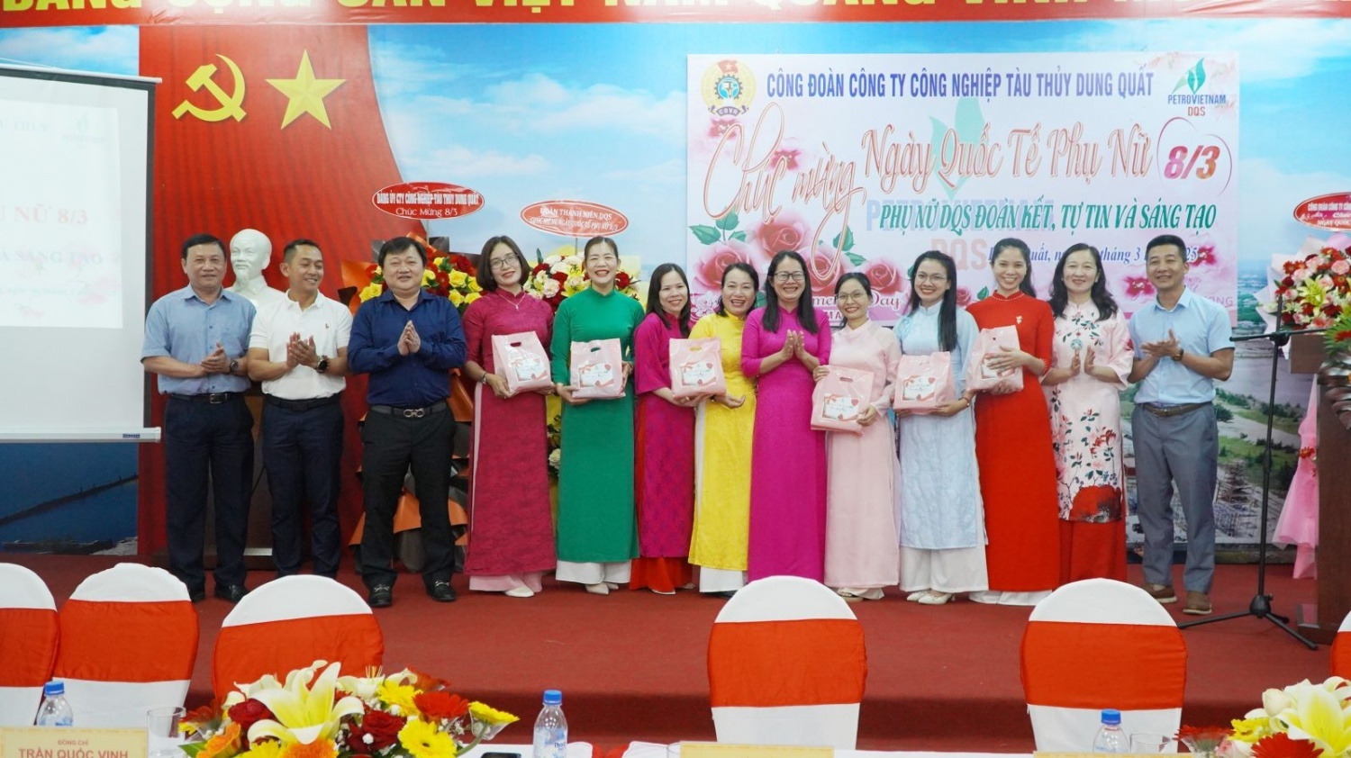 Lãnh đạo và Công đoàn DQS tặng quà cho nữ CBCNV tham gia các trò chơi tại tọa đàm.