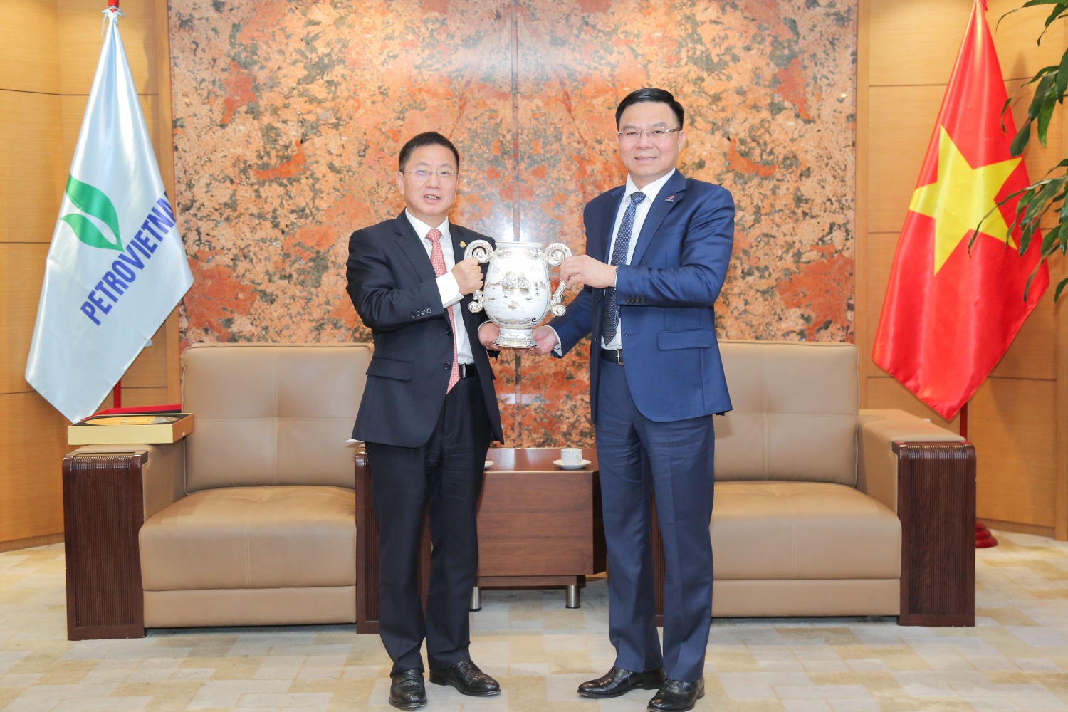 Chủ tịch HĐTV Petrovietnam Lê Mạnh Hùng tiếp lãnh đạo Tập đoàn Tư vấn công trình điện lực Trung Quốc (CPECC)