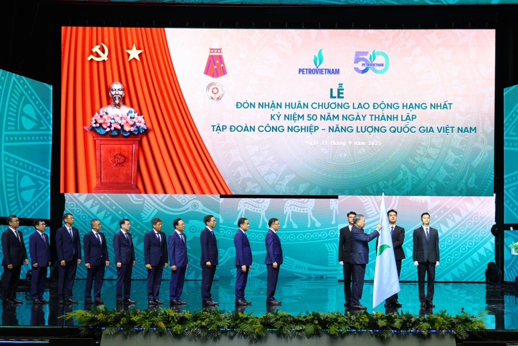 Tổng Bí thư Tô Lâm trao Huân chương Lao động hạng Nhất cho Petrovietnam.