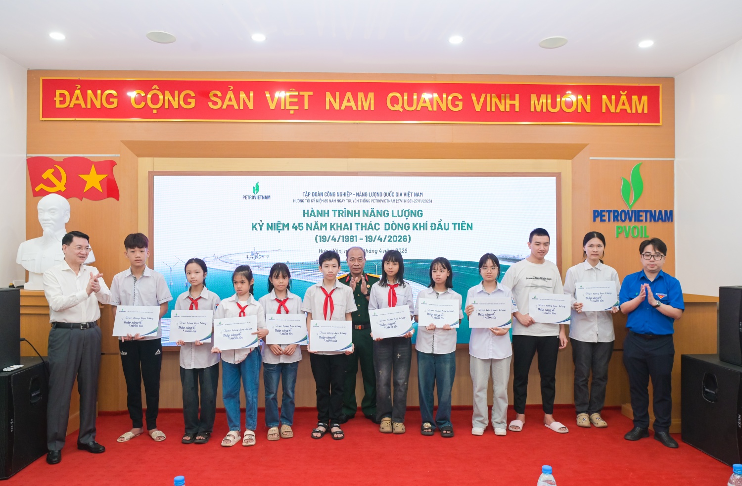 Đại diện đoàn công tác trao học bổng trị giá 50 triệu đồng cho học sinh nghèo vượt khó.