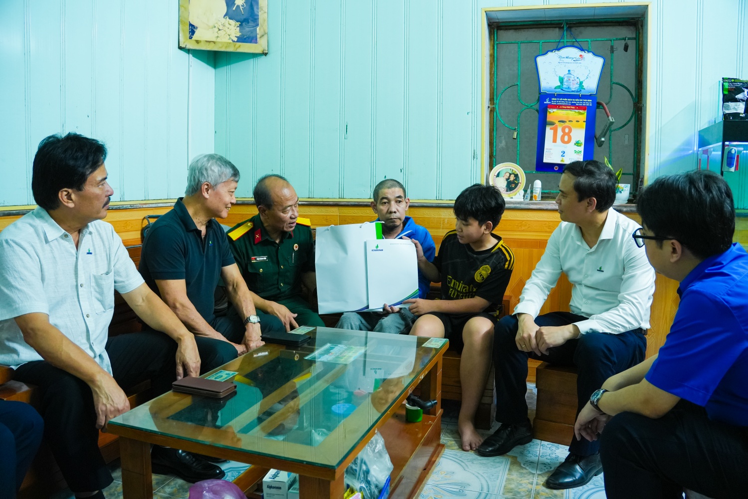 Đại diện đoàn công tác thăm hỏi, động viên cán bộ, người lao động Công ty Thái Bình PSC...