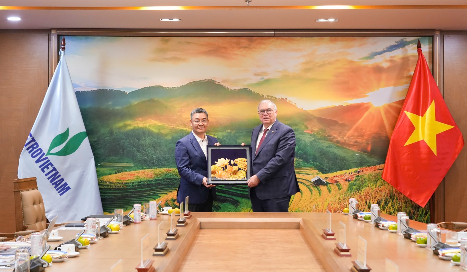 Phó Tổng Giám đốc Petrovietnam Lê Mạnh Cường trao tặng quà kỷ niệm đến đoàn công tác IAEA.