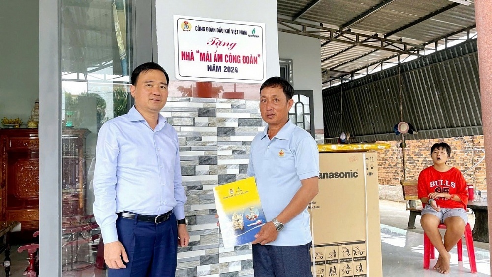 Phó Chủ tịch Công đoàn Petrovietnam Vũ Anh Tuấn trao tặng nhà ở trong chương trình “Mái ấm Công đoàn” cho người lao động