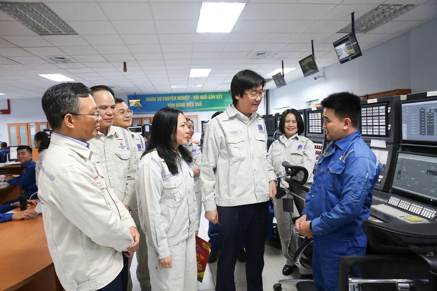 Ông Nguyễn Mạnh Kha - Ủy viên Ban Chấp hành Tổng Liên đoàn Lao động Việt Nam, Ủy viên Ban Chấp hành Đảng bộ, Chủ tịch Công đoàn Petrovietnam thăm hỏi, động viên người lao động BSR làm việc tại Nhà máy Lọc dầu Dung Quất.