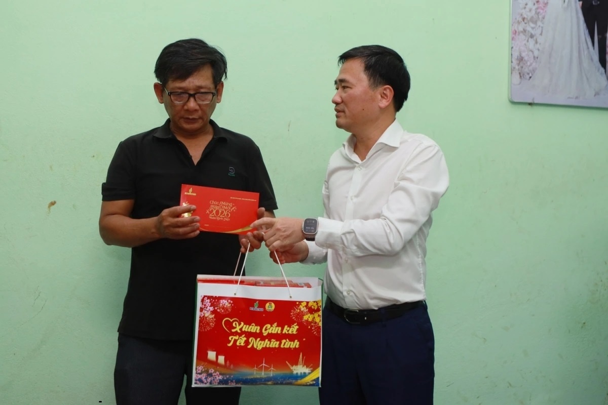 Ông Vũ Anh Tuấn - Phó Chủ tịch Công đoàn Petrovietnam thăm và tặng quà Tết cho người lao động có hoàn cảnh khó khăn
