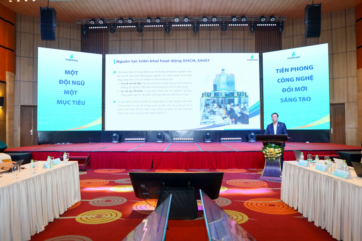 PGS.TS Lê Văn Sỹ trình bày về hoạt động NCKH, ĐMST, CĐS và định hướng của Petrovietnam trong giai đoạn tiếp theo.