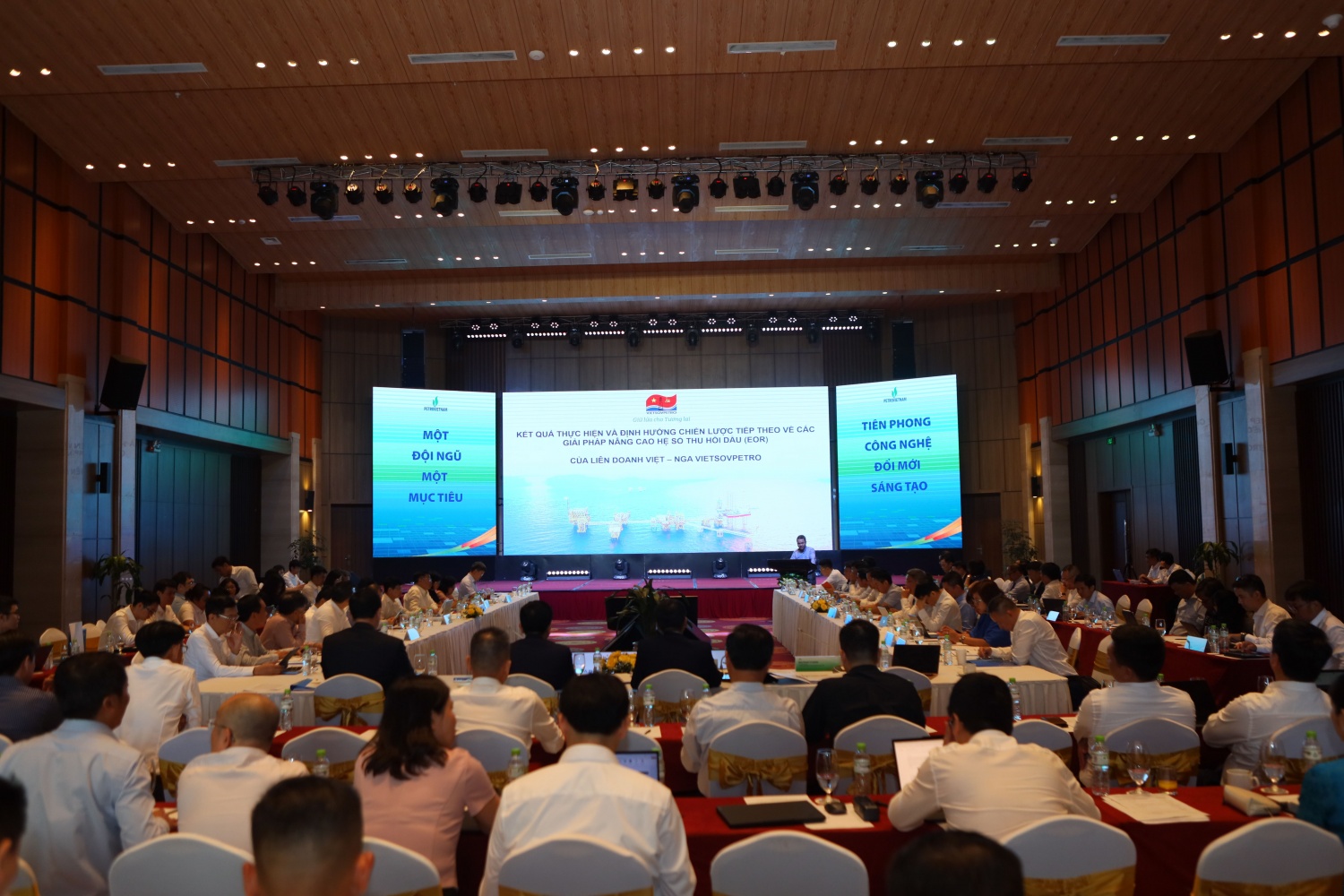 Tại hội nghị, các đại biểu đã trình bày các tham luận liên quan đến KHCN tại các lĩnh vực chủ chốt trong toàn Tập đoàn.