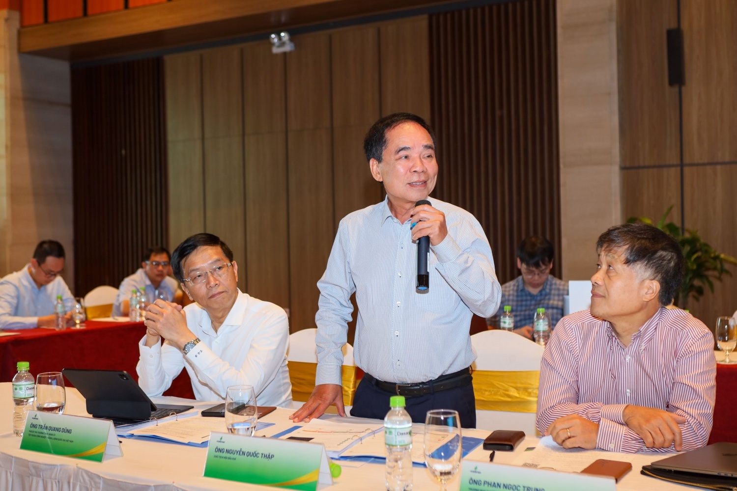Tham dự hội nghị có ông Trần Quang Dũng - Phó Bí thư Thường trực Đảng ủy Petrovietnam; các Thành viên HĐTV Petrovietnam: TS Trần Hồng Nam, ông Phạm Tuấn Anh, ông Trần Bình Minh; TS Lê Xuân Huyên - Phó Tổng Giám đốc phụ trách Ban Điều hành Tập đoàn, Chủ tịch Hội đồng Khoa học và Công nghệ Tập đoàn; ông Phan Tử Giang - Phó Tổng Giám đốc Petrovietnam; ông Nguyễn Nam Tiến - Giám đốc lĩnh vực Chuyển đổi số Petrovietnam; TS Nguyễn Quốc Thập - Chủ tịch Hội Dầu khí Việt Nam; TS Phan Ngọc Trung - nguyên Thành viên HĐTV Petrovietnam, Trưởng ban Tư vấn phản biện Hội Dầu khí Việt Nam; cùng đại diện các ban chuyên môn Tập đoàn, các nhà khoa học, chuyên gia, lãnh đạo các đơn vị thành viên Tập đoàn và đối tác.