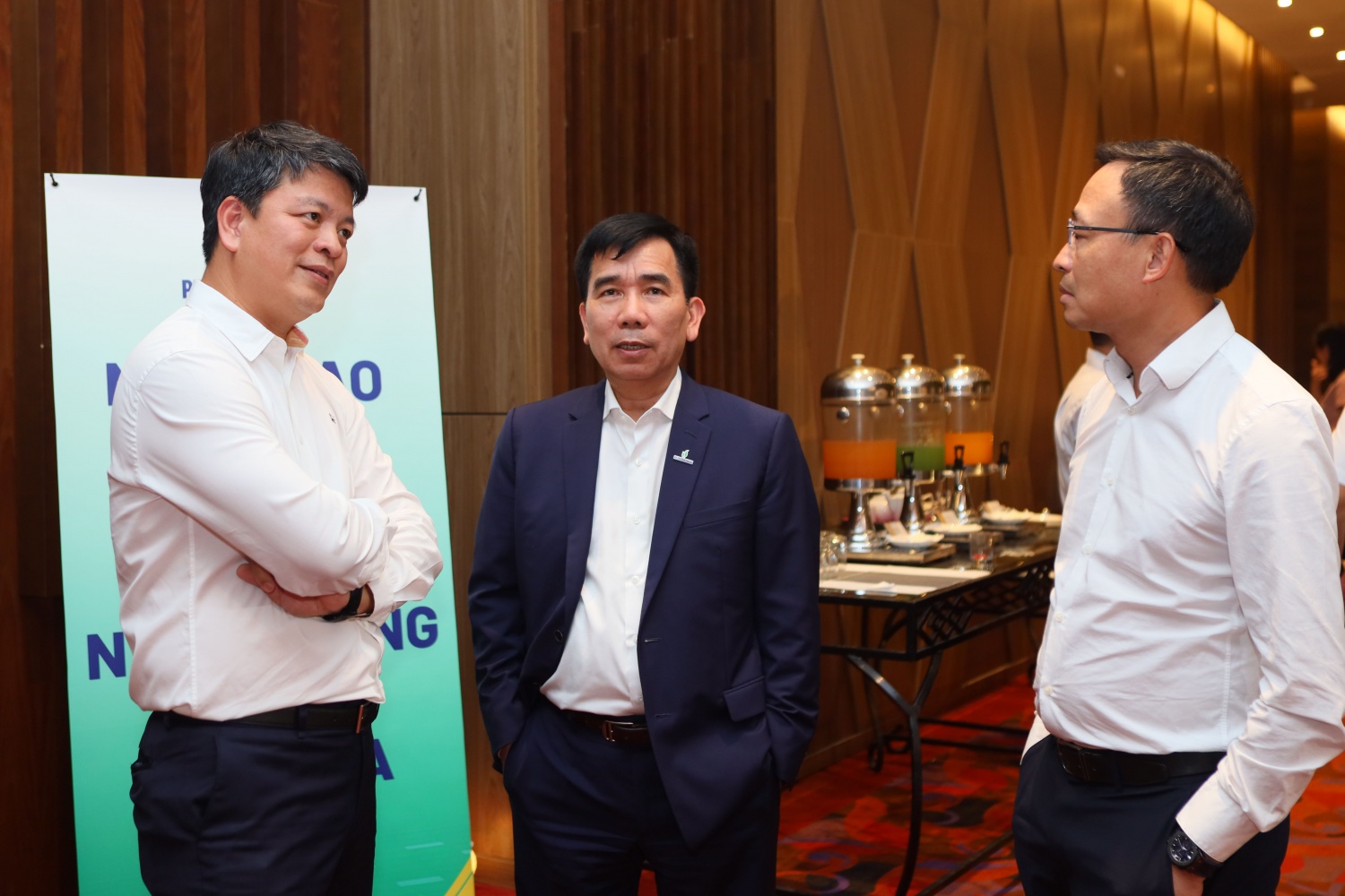 TS Lê Xuân Huyên trao đổi với các đại biểu.