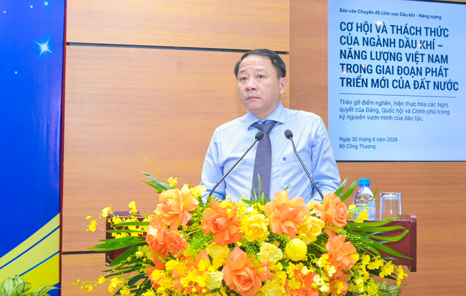 Ông Trần Thanh Tùng - Phó Vụ trưởng Vụ Dầu khí và Than (Bộ Công Thương) trình bày Báo cáo chuyên đề lĩnh vực dầu khí - năng lượng: “Cơ hội và thách thức của ngành dầu khí - năng lượng Việt Nam trong giai đoạn phát triển mới của đất nước” tại diễn đàn.