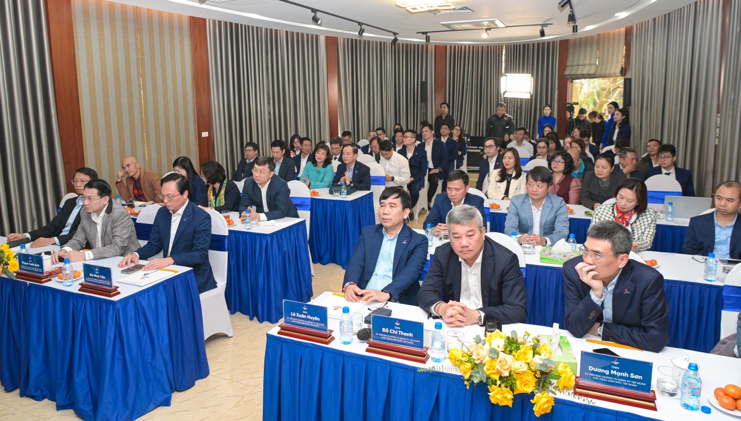 Các đại biểu tham dự Hội nghị