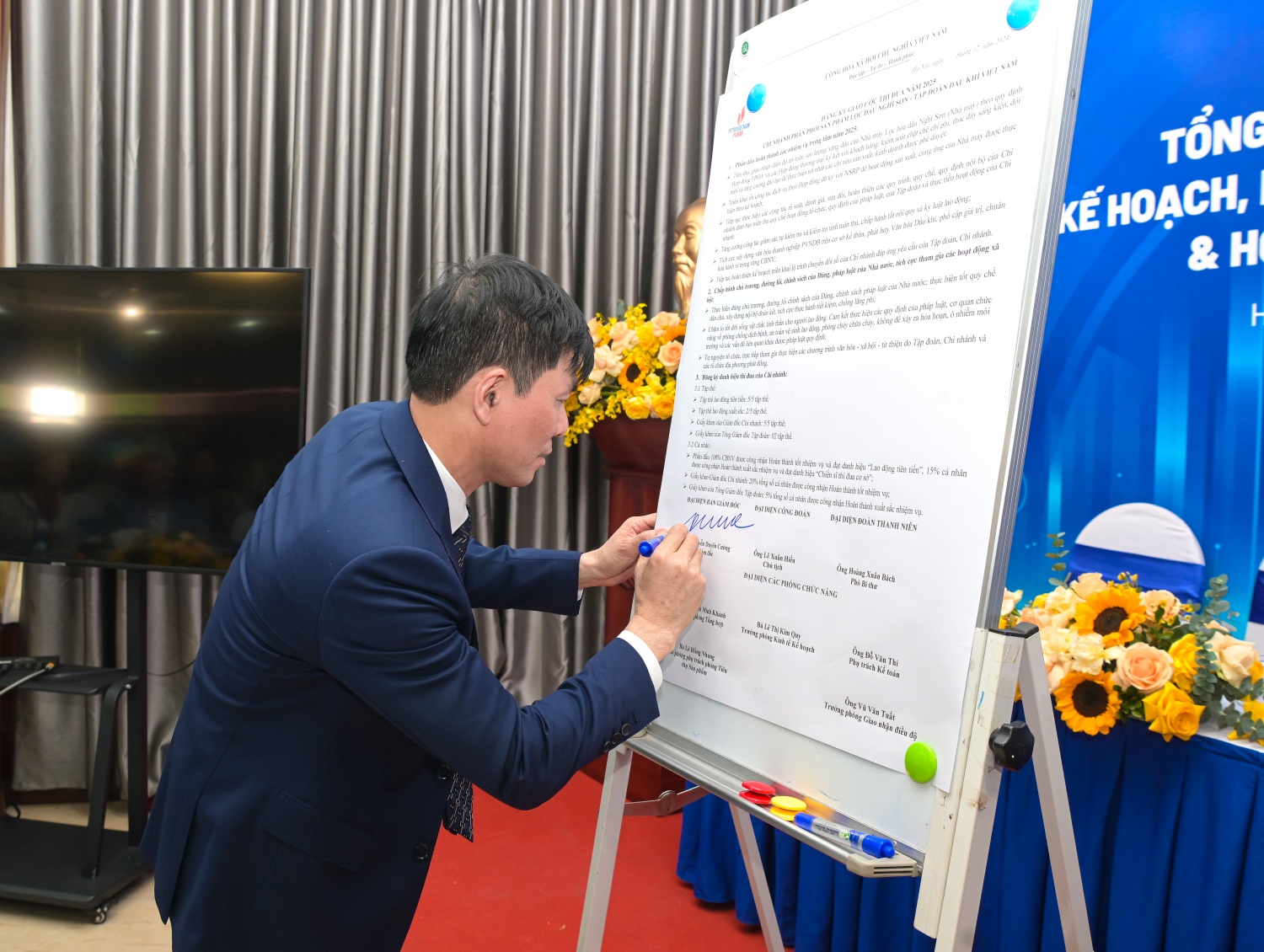 Các đại biểu ký giao ước thi đua 2025