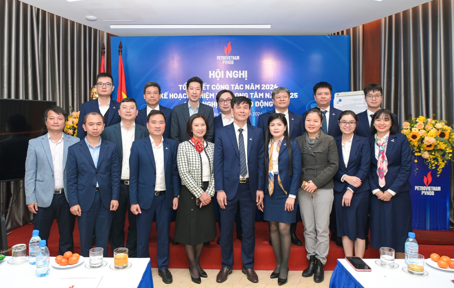 Các đại biểu chụp ảnh lưu niệm tại chương trình